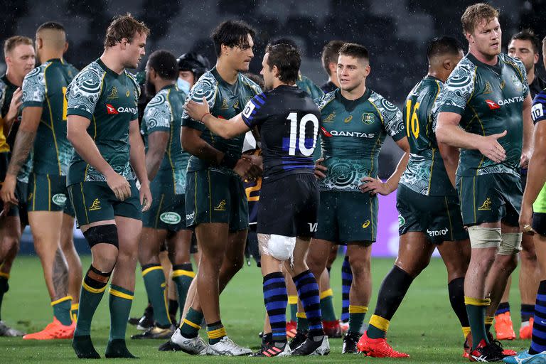 Nicolás Sánchez saluda a jugadores australianos luego del partido que disputaron Los Pumas vs. los Wallabies en Sidney, Australia.