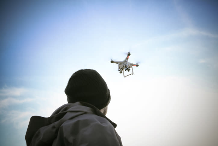 Al pilotar un dron, no deberías perderlo de vista en ningún momento. Foto: Westend61 / Getty Images