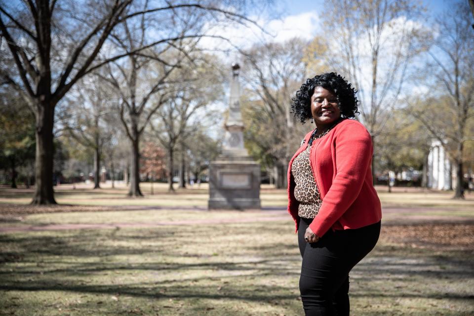 Nikki Wooten posa en el campus de la Universidad de  South Carolina el 11 de marzo de 2020. Wooten investiga las disparidades de salud entre minorías raciales y étnicas y mujeres en las fuerzas armadas de los Estados Unidos.