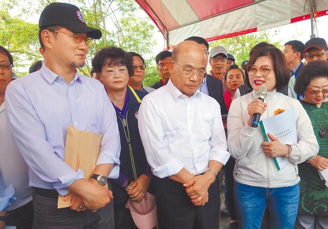 民進黨徵召立委劉建國（前排左一）參選下屆雲林縣長，挑戰現任縣長張麗善（前排右一），圖為2019年兩人出席濁水溪揚塵治理會勘時，難得眼神有交集。（本報資料照片）