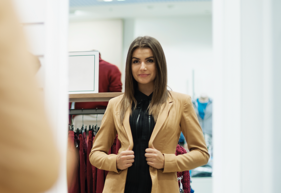 Ein Blazer kann mit einem T-Shirt und einer Chinohose gepaart werde, empfiehlt Modeexpertin Hailey Rizzo. - Copyright: gpointstudio / getty images