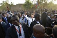 <p>Frankreichs Präsident Emmanuel Macron und der Präsident von Burkina Faso, Roch Marc Christian Kaboré, winken der Menge in Ouagadougou zu. Macron forderte einen gemeinsamen Kampf gegen Schleppernetzwerke, nachdem ein CNN-Video den Sklavenhandel mit afrikanischen Migranten in Libyen aufdeckte. (Bild: Ahmed Yempabou Ouoba/AP Photo/dpa) </p>