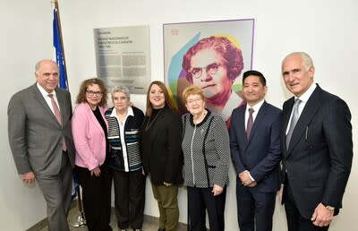 At Organon Canada’s head office, in front of Ms. Yvonne Maisonneuve’s mural reproduction, Pierre Fitzgibbon, Minister of Economy, Innovation and Energy, Minister Responsible for the Metropolis, the Montréal Region, and Regional Economic Development; Sonia Côté, President and CEO, Le Chaînon; Monique Bérubé, Associate, Le Chaînon; Sylvie Bourbonnière, Executive Director, Le Chaînon Foundation; Lucie Morissette, Associate, Le Chaînon; Michael Casia, President and Managing Director, Organon Canada; Kevin Ali, CEO, Organon & Co. (Photo credit: Benoît Desjardins, The Canadian Press) (CNW Group/Organon Canada Inc.)