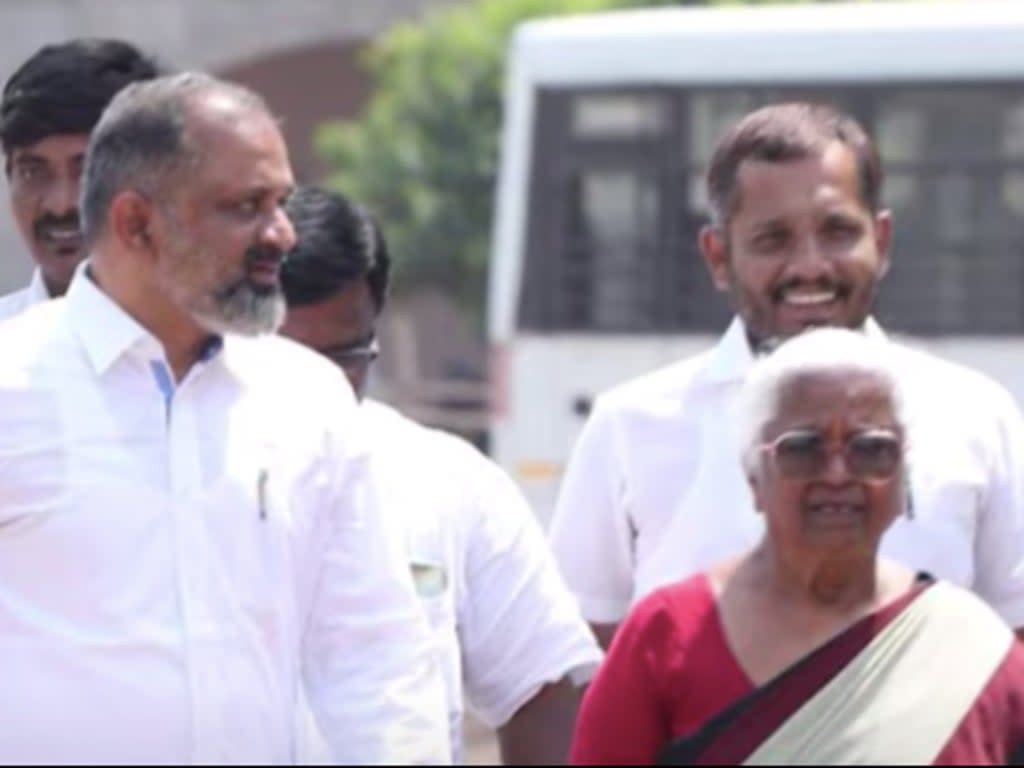 AG Perarivalan (left), convicted of taking part in the assassination of former Indian Prime Minister Rajiv Gandhi, seen with his mother Arputhammal after India’s supreme court ordered his release (Screengrab/Hindustan Times/ YouTube)