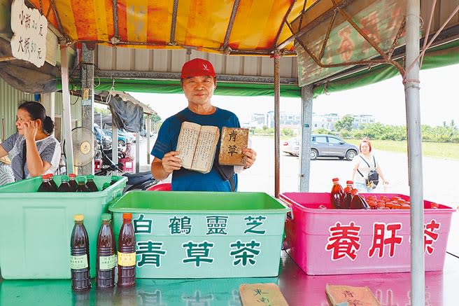 台南善化牛墟阿堂伯青草茶老闆蘇秉利，遵循祖傳祕方熬煮青草茶。（劉秀芬攝）