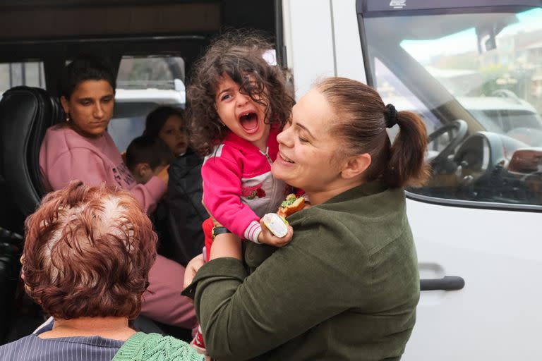 Los refugiados suben a un micro mientras abandonan el centro de registro de la Cruz Roja en Goris, el 25 de septiembre de 2023.