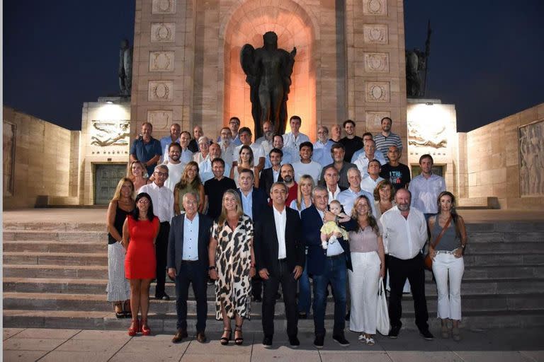 Los bloques legislativos nacionales de la UCR junto al intendente de Rosario, Pablo Javkin.