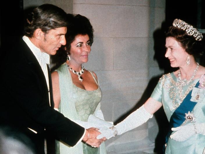 La reine Elizabeth rencontre Elizabeth Taylor