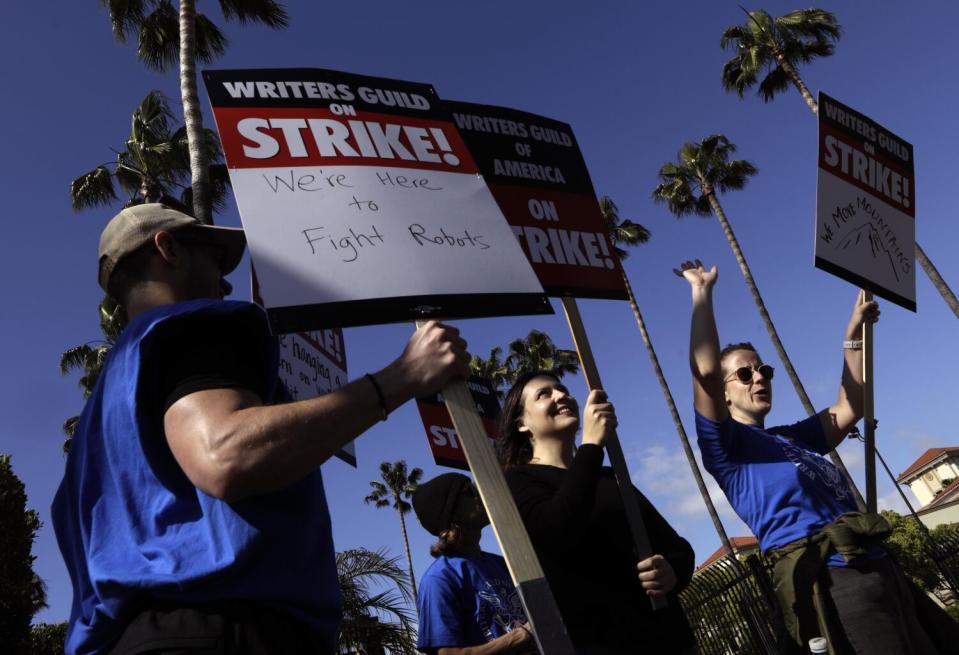 WGA members acknowledge cars that honk their support