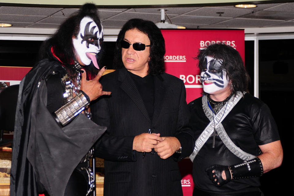 "Gene Simmons y su esposa subieron a un ascensor junto a mi mujer y yo en Las Vegas. Nos saludamos de manera cortés y su esposa nos dio la mano y fue muy dulce. Gene ni siquiera miró en nuestra dirección, estaba parado allí como un maniquí. Cuando llegamos a nuestro piso, él ni siquiera se apartó del camino y tuve que esquivarlo". @irishamerican. (Foto: Vince Gonzales / Getty Images)