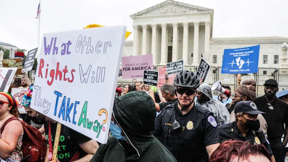 Abortion rights and anti-abortion demonstrators outside the U.S. Supreme Court in Washington, D.C., Thursday, June 23, 2022. (Valerie Plesch/Bloomberg via Getty Images)