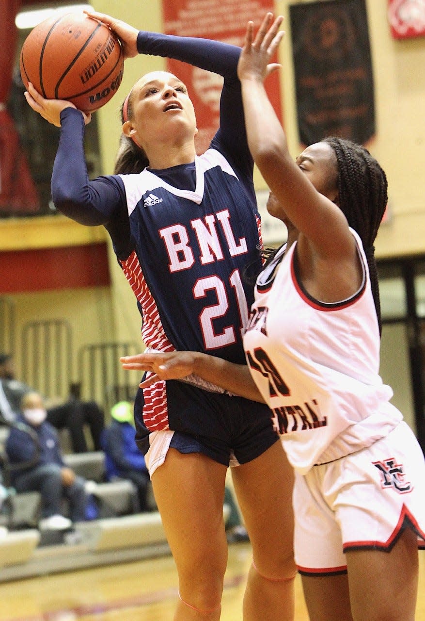 Junior guard Karsyn Norman (21) scored 18 points and snagged six steals Saturday afternoon at New Albany in a 58-45 HHC victory.