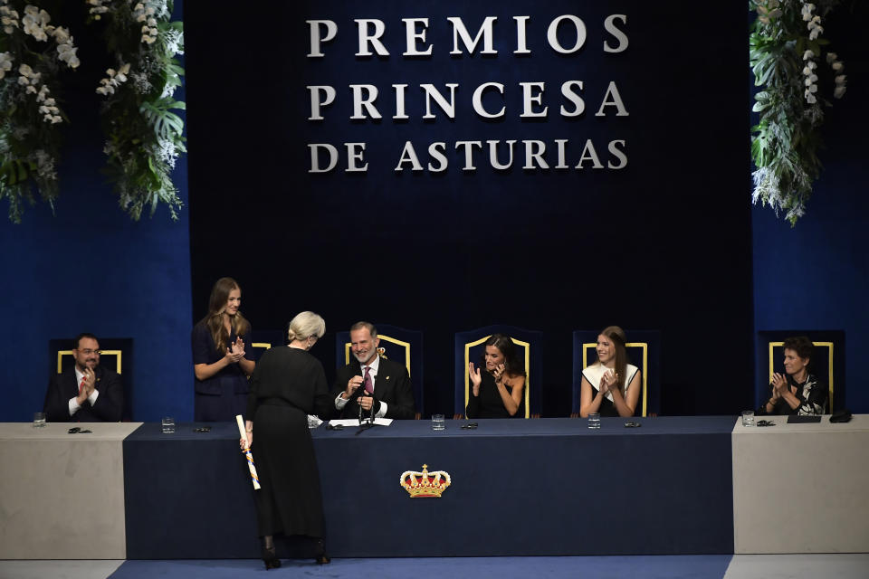 Actress Meryl Streep, front speaks with Spain's King Felipe VI, 4th left while being applauded by Spain's Princess Leonor, 2nd left, Queen Letizia, 5th left and Princess Sofia, 6th left after being awarded with Prince of Princess of Asturias Award for the Arts during the awards ceremony in Oviedo, northern Spain, Friday, Oct. 20, 2023. The awards, named after the heir to the Spanish throne, are among the most important in the Spanish-speaking world. (AP Photo/Alvaro Barrientos)