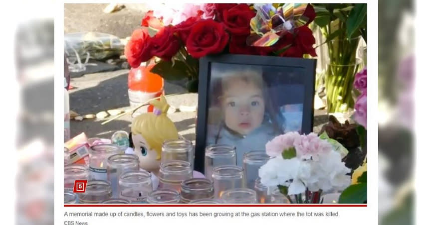 在事故發生地，2歲女童的家屬及民眾，用蠟燭、鮮花和玩具布置了小型紀念館。（圖／翻攝自New York Post）