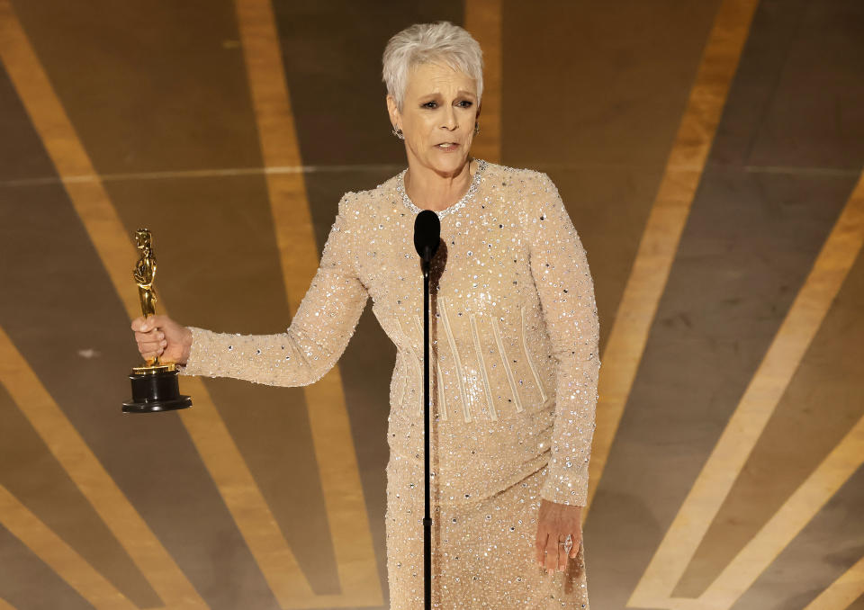 Jamie Lee Curtis accepts the Best Supporting Actress for 
