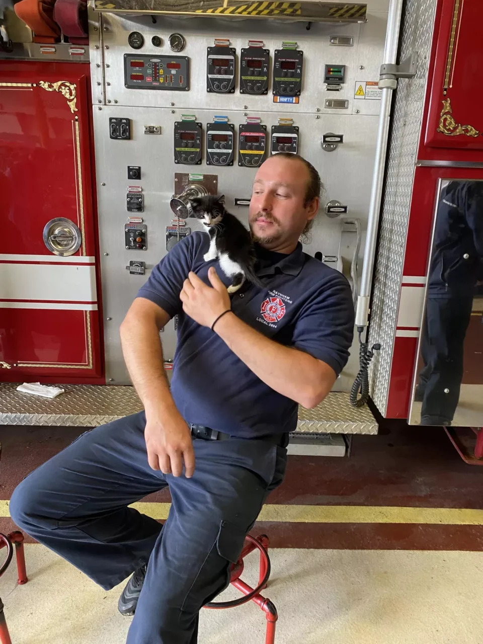 Dom Kuran war es, der in den dunklen und feuchten Kanal kletterte, um Storm zu retten (Bild: Raynham Fire Department)