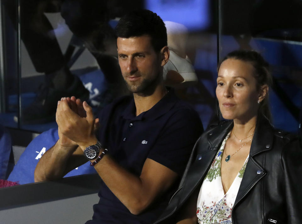 En esta foto captada el domingo 14 de junio de 2020, Novak Djokovic y su esposa Jelena observan un partido del Adria Tour entre Dominic Thiem y Filip Krajinovic en Belgrade, Serbia. (AP Foto/Darko Vojinovic)