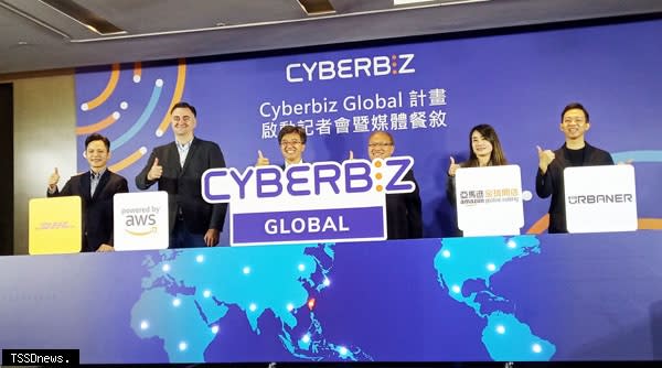 「Cyberbiz Global」計畫啟動儀式，Cyberbiz執行長蘇基明（左三）與台北市進出口公會秘書長黃文榮（右三）等出席代表合影。（記者陳維強攝）