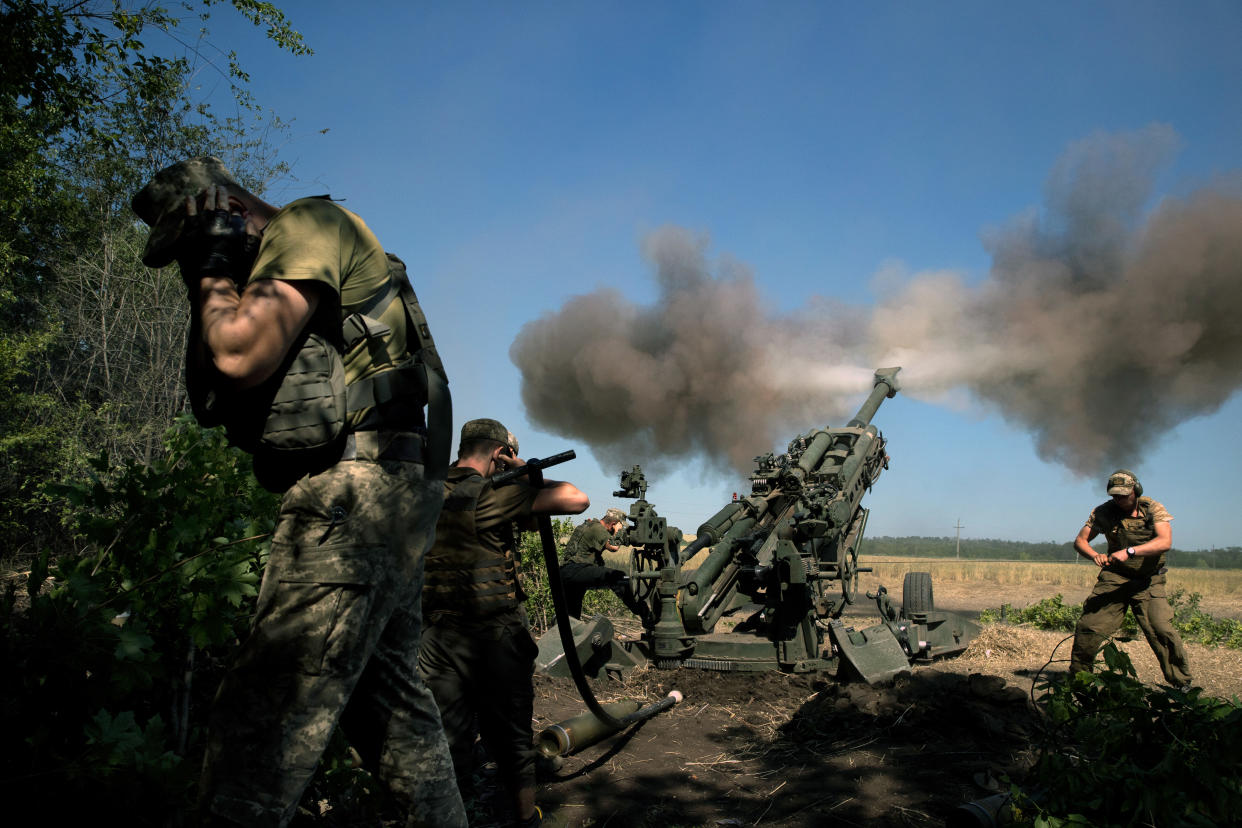 Las fuerzas ucranianas disparan un obús M777 suministrado por Estados Unidos contra posiciones rusas en la región de Donetsk, en Ucrania oriental, el 21 de junio de 2022. El presidente de Rusia, Vladimir Putin, ha amenazado a los países que suministran armas a Ucrania. (Tyler Hicks/The New York Times)
