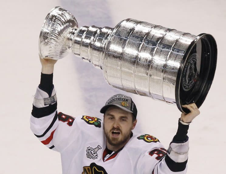 Chicago Blackhawks' Dave Bolland celebrates with the Stanley Cup after the Blackhawks defeated the Boston Bruins in Game 6 of their NHL Stanley Cup Finals hockey series in Boston, Massachusetts, June 24, 2013. REUTERS/Adam Hunger 