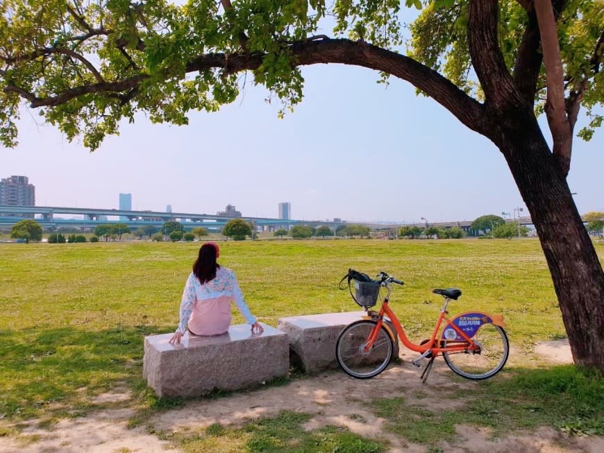 坐在這片寬廣新北大都會公園裡身心舒暢