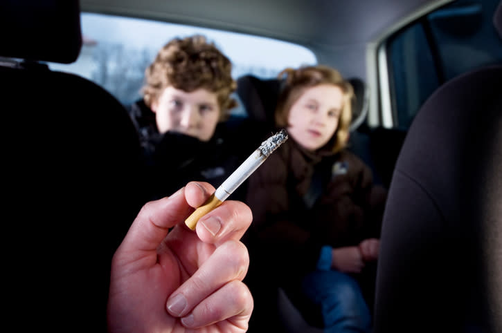 Fumar enfrente o en lugares donde están los niños podría afectar su salud. – Foto: ClarkandCompany/Getty Images