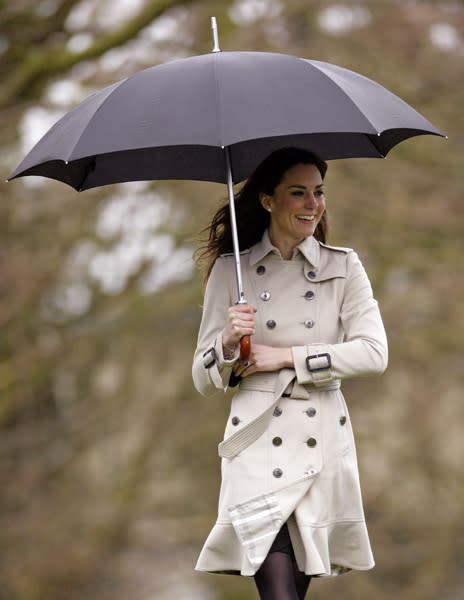Otro trench, pero de tela impermeable y en tono beige, es el que eligió Kate Middleton. Por las dudas, el paraguas –súper grande- la acompaña. La doble hilera de botones bien grandes y los detalles de los puños son fundamentales para que el trench te haga lucir.