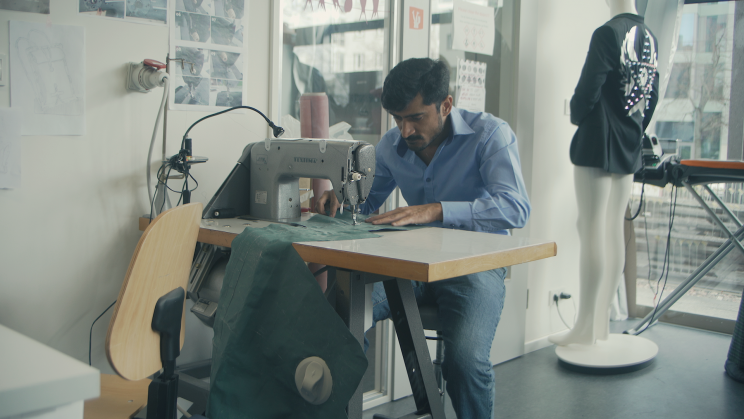 Näher Abid Ali kam selber mit dem Schlauchboot nach Deutschland. – Foto: Julian Voltmann