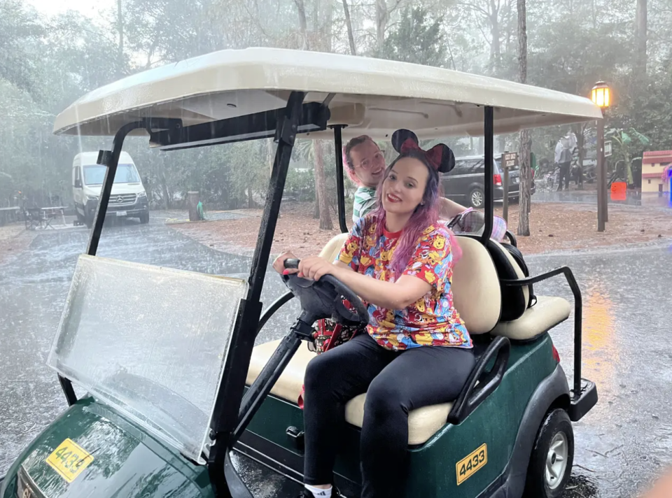 Mit dem Golfwagen durch den strömenden Regen zu manövrieren, war gar nicht so leicht. - Copyright: Jenna Clark