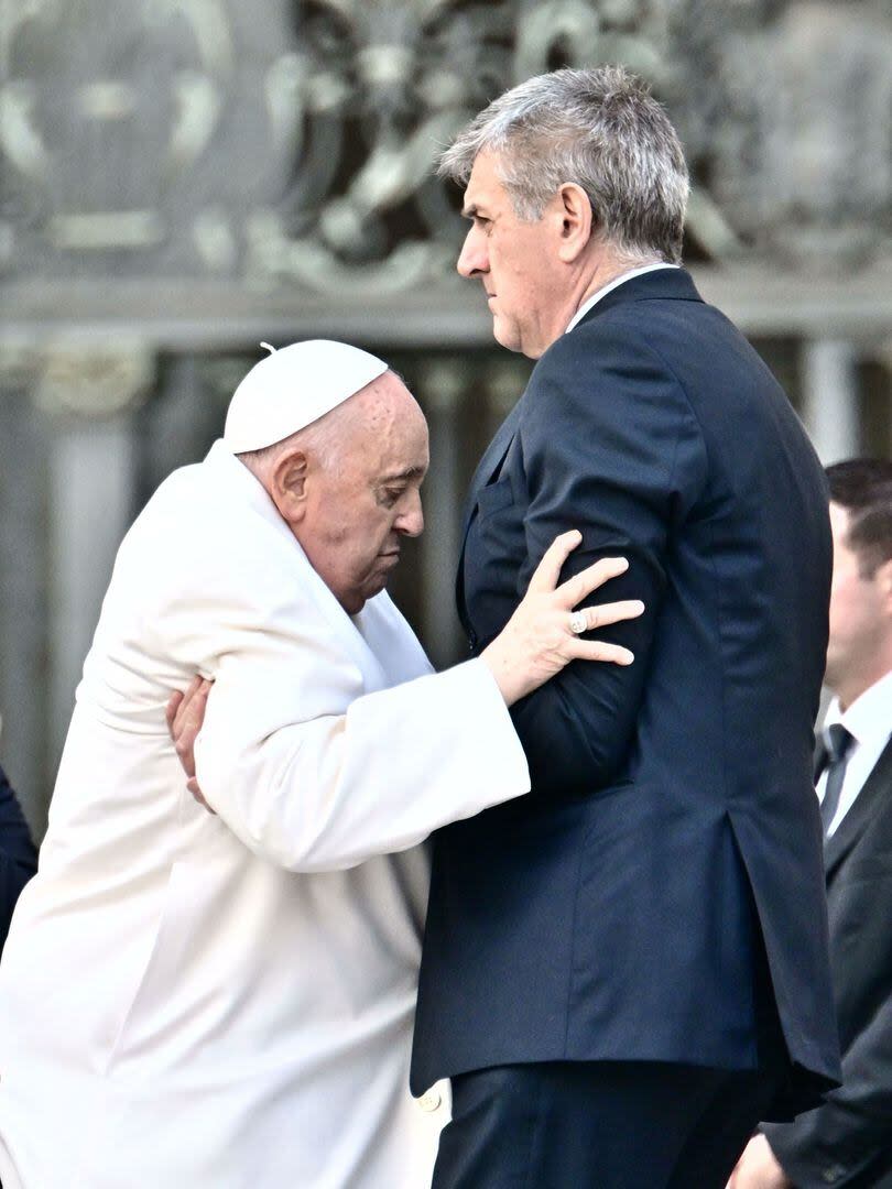 Francisco, en su intento por subir al papamóvil, en la Plaza San Pedro. (Alberto PIZZOLI / AFP)