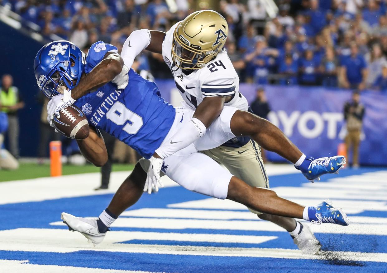 Kentucky Wildcats wide receiver Tayvion Robinson (9) makes a late second-quarter touchdown catch over Akron Zips cornerback Darrian Lewis (24).