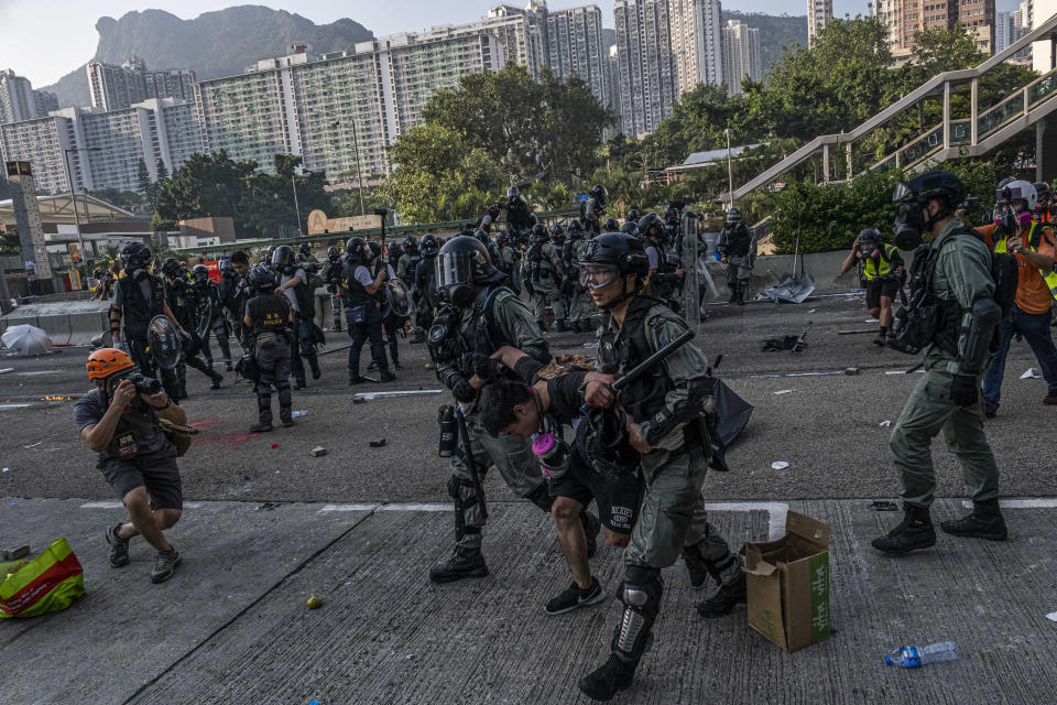 Oficiales de la policía se llevan a un manifestante en Hong Kong, el 1 de octubre de 2019. (Lam Yik Fei/The New York Times)