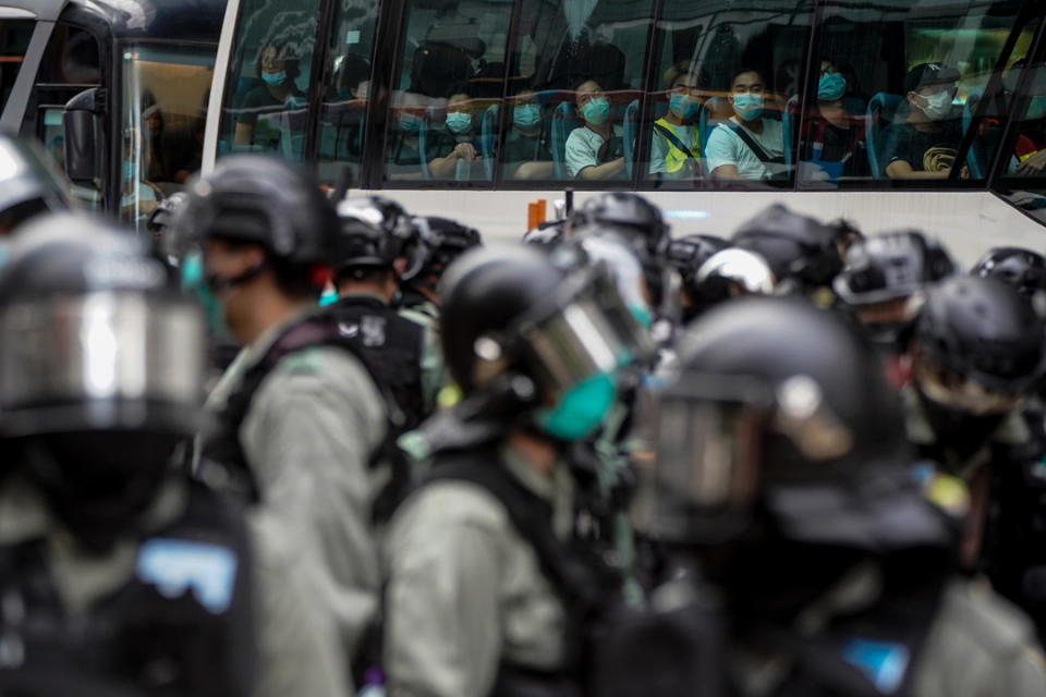 2020年5月24日，市民在香港島一帶發起反對國安法及國歌法遊行，警方於崇光百貨外拘捕約80人。