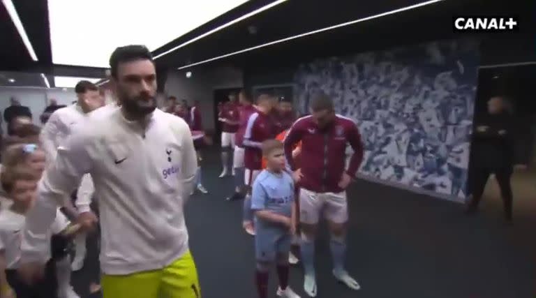 Así fue el frío saludo entre Dibu Martínez y Hugo Lloris tras la final del Mundial