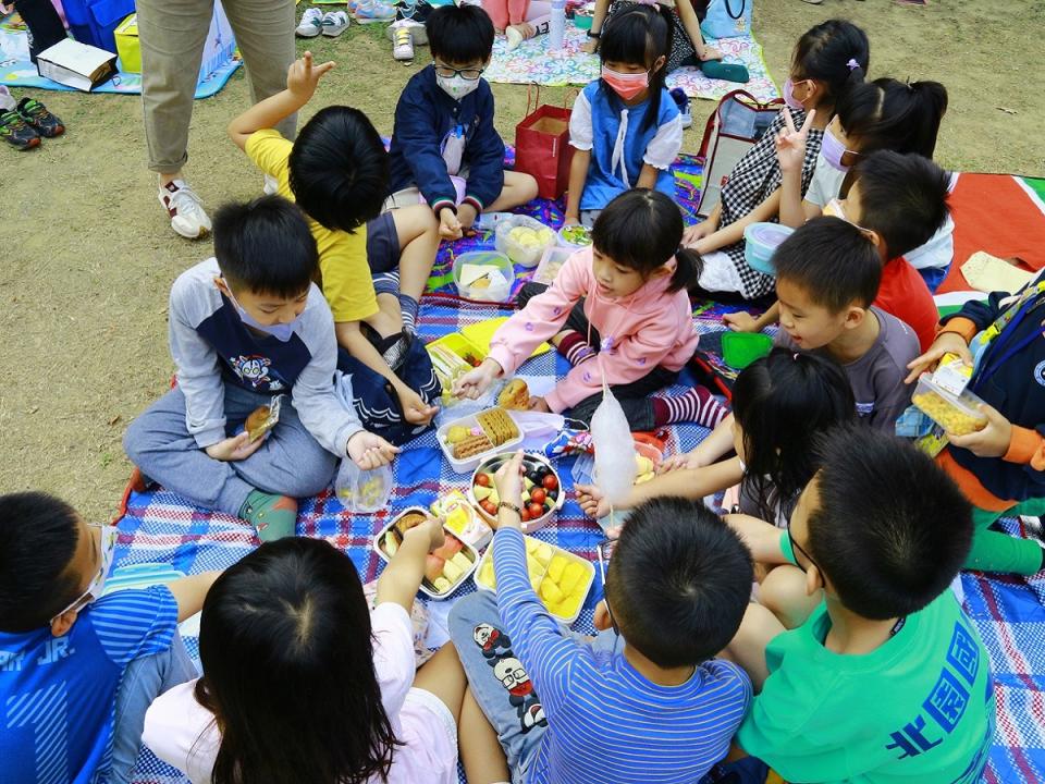 各國小午餐推出兒童節特餐，讓學童吃得開心也能均衡營養。（圖：嘉義市政府提供）