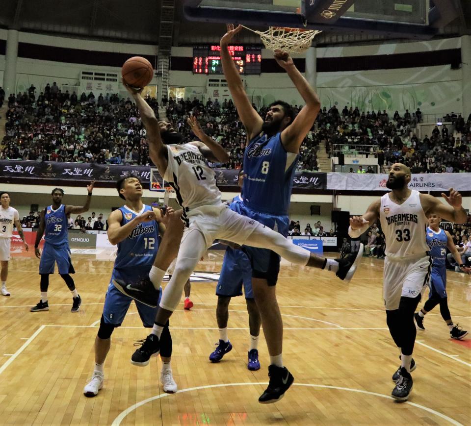 ▲ABL「台灣內戰」寶島夢想家(白衣)主場出戰富邦勇士。（圖／鍾東穎攝 ,2019.12.07）