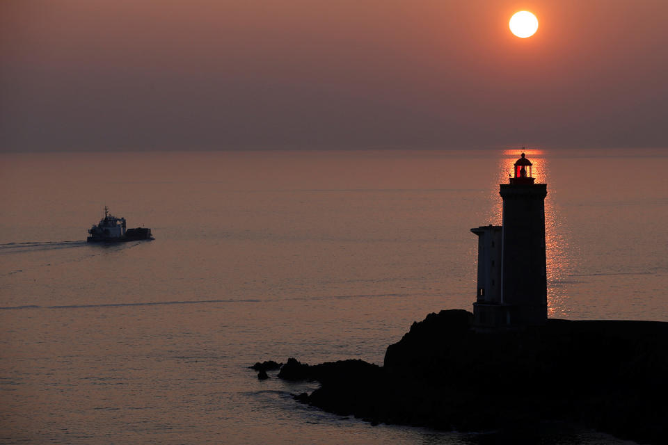 A boat makes his way behind the Phare du Petit Minou