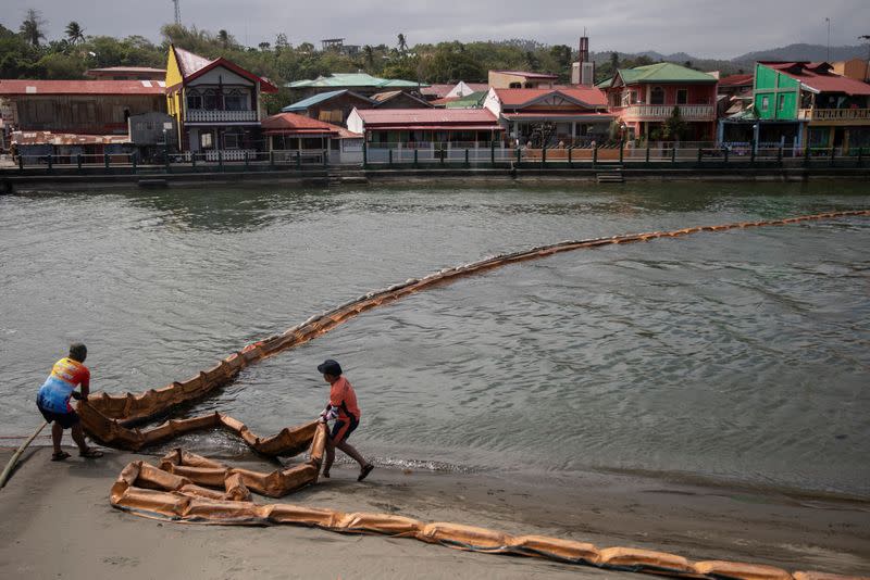 Oil spill in central Philippines