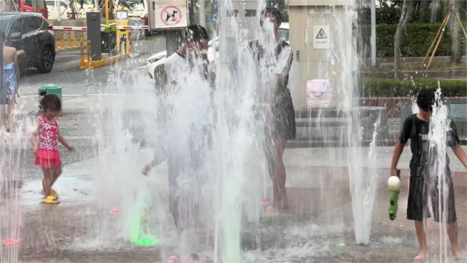 暑假天氣炎熱 大里潑水節登場 親子玩水消暑