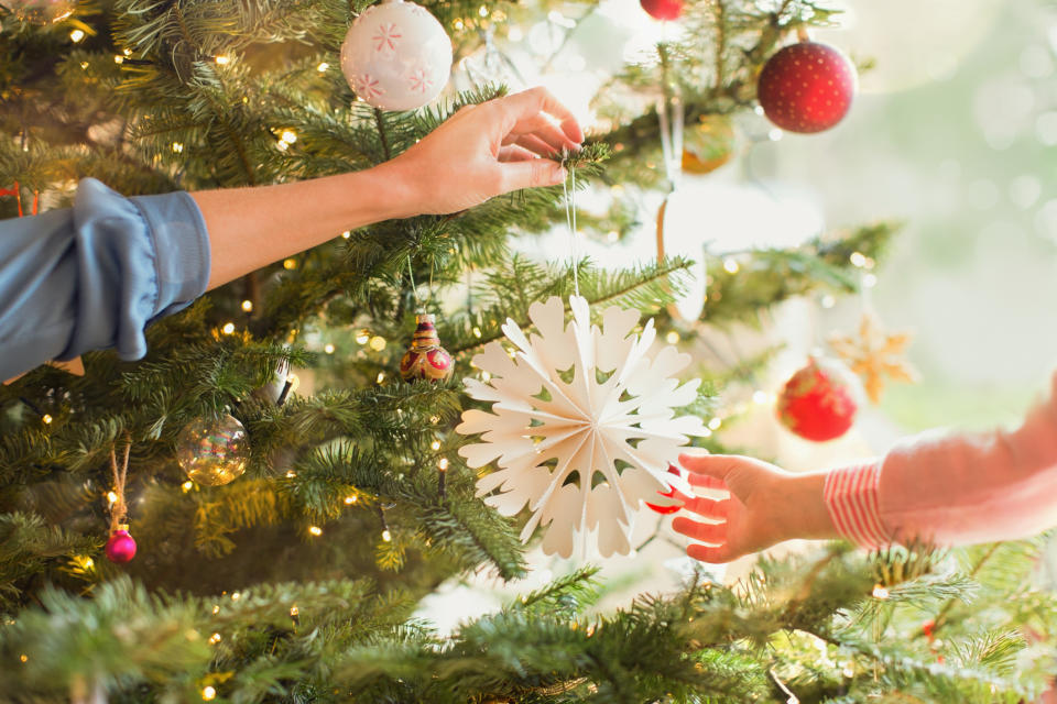 Lämpchen und Kugeln möglichst hübsch am Weihnachtsbaum zu drapieren, ist keine leichte Aufgabe. (Symbolbild: Getty Images)