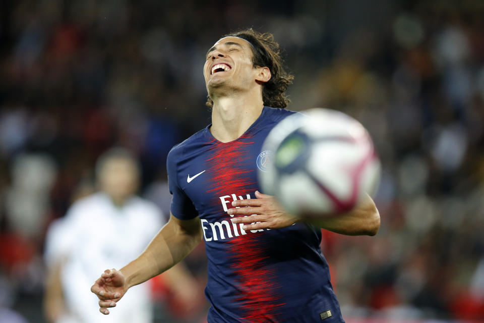 El delantero uruguayo del PSG Edinson Cavani tras desperdiciar una ocasión de gol ante Saint-Etienne en la liga francesa, el viernes 14 de septiembre de 2018. (AP Foto/Michel Euler)