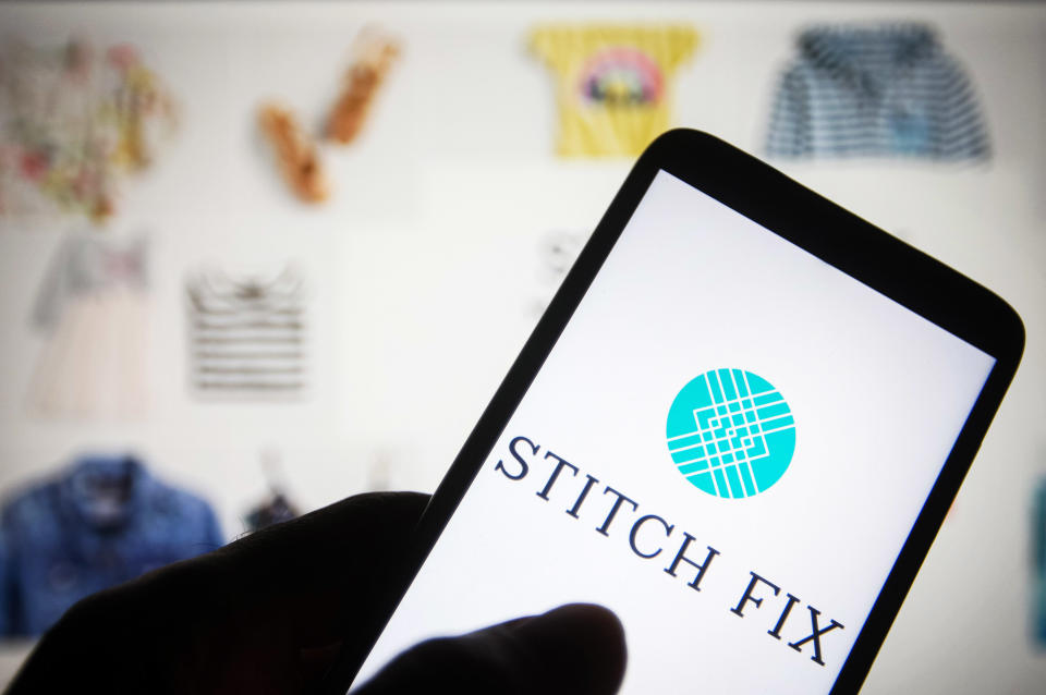 UKRAINE - 2021/09/24: An dëser Fotoillustratioun gëtt e Stitch Fix, Inc. Logo op engem Smartphone gesi. (Foto Illustratioun vum Pavlo Gonchar / SOPA Biller / LightRocket iwwer Getty Biller)