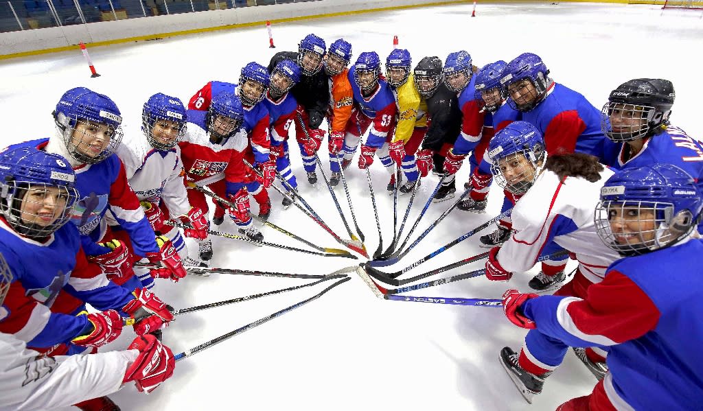 Miembros del equipo femenino de hockey sobre hielo de Kuwait durante un entrenamiento en el Salón de Esquí de Kuwait City el 29 de Septiembre de 2017 (AFP/Yasser Al-Zayyat)