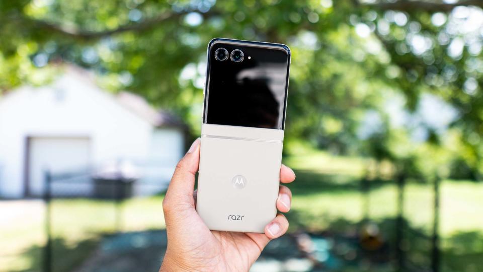 Motorola Razr 2024 review.