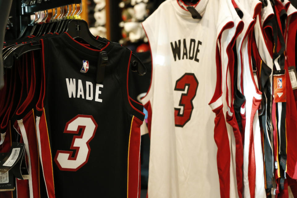 L’NBA Store apre oggi, 4 dicembre, nella Galleria Passarella, dove negli anni ’80 aveva sede il leggendario negozio di Fiorucci. (Credits – AP)