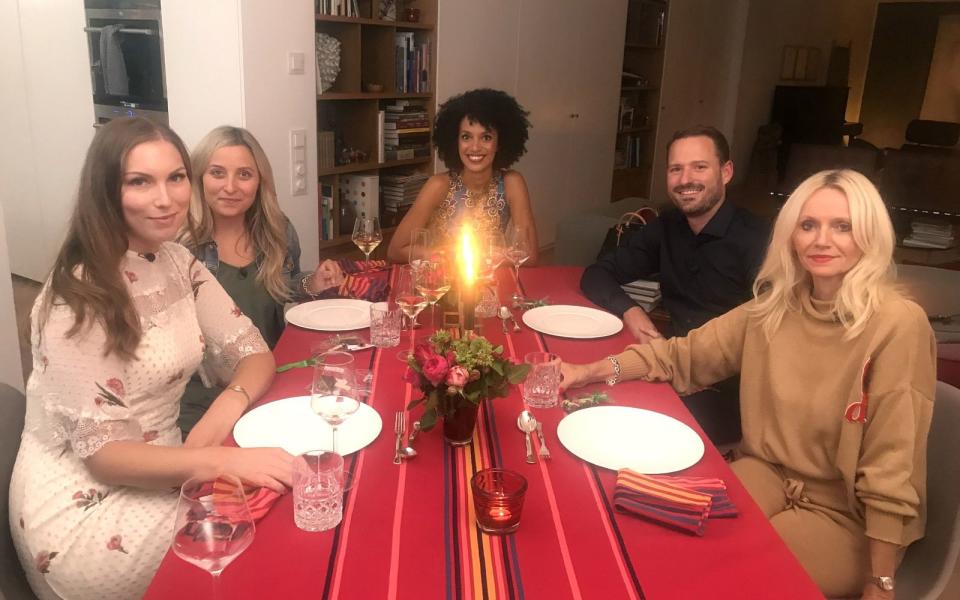 Sie freuten sich über einen gelungenen Dinner-Abend in Schwabing, von links: Nadja, Lara, Gastgeberin Patricia, Dennis und Manuela. (Bild: RTL / ITV Studios)