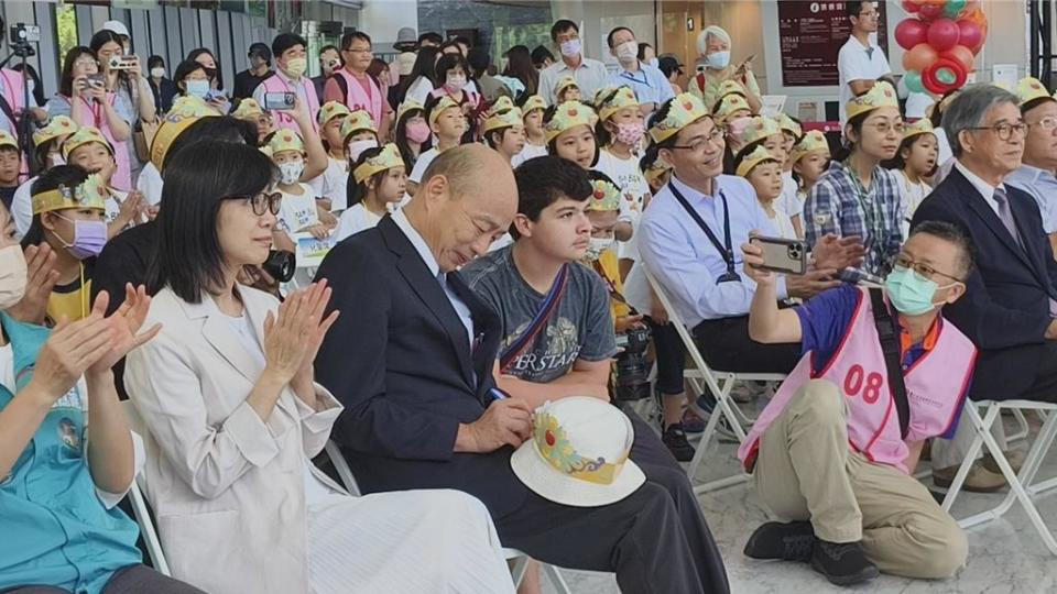 立法院長韓國瑜今天參加故宮南院2024夏日親子藝術月開幕活動，為粉絲簽名。（廖素慧攝）