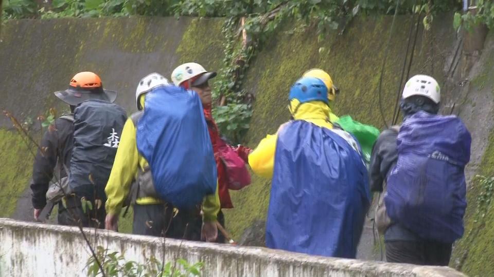 為了盡快找到失蹤者，搜救人員往往不辭艱辛，奮力在山區、海中協尋。（資料照，非當事人）