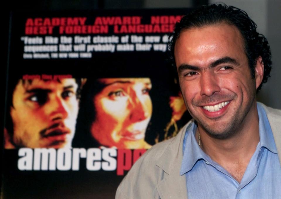 ARCHIVO - En esta fotografía de archivo del 23 de marzo de 2001 Alejandro González Iñárritu, el director mexicano de "Amores Perros" sonríe durante una presentación para medios de las cintas nominadas al Oscar a mejor película de lengua extranjera para la 73a entrega de los Premios de la Academia en Beverly Hills, California. González Iñárritu inauguró el Festival Internacional de Cine de Morelia el 28 de octubre de 2020 con una versión remasterizada de "Amores Perros" para conmemorar el 20 aniversario de su película nominada al Oscar. (Foto AP/Damian Dovarganes)