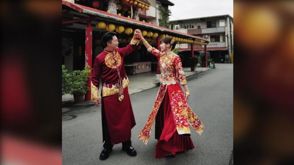 林萱瑜（右）在農曆生日跟Junior訂婚。（圖／翻攝自林萱瑜臉書）